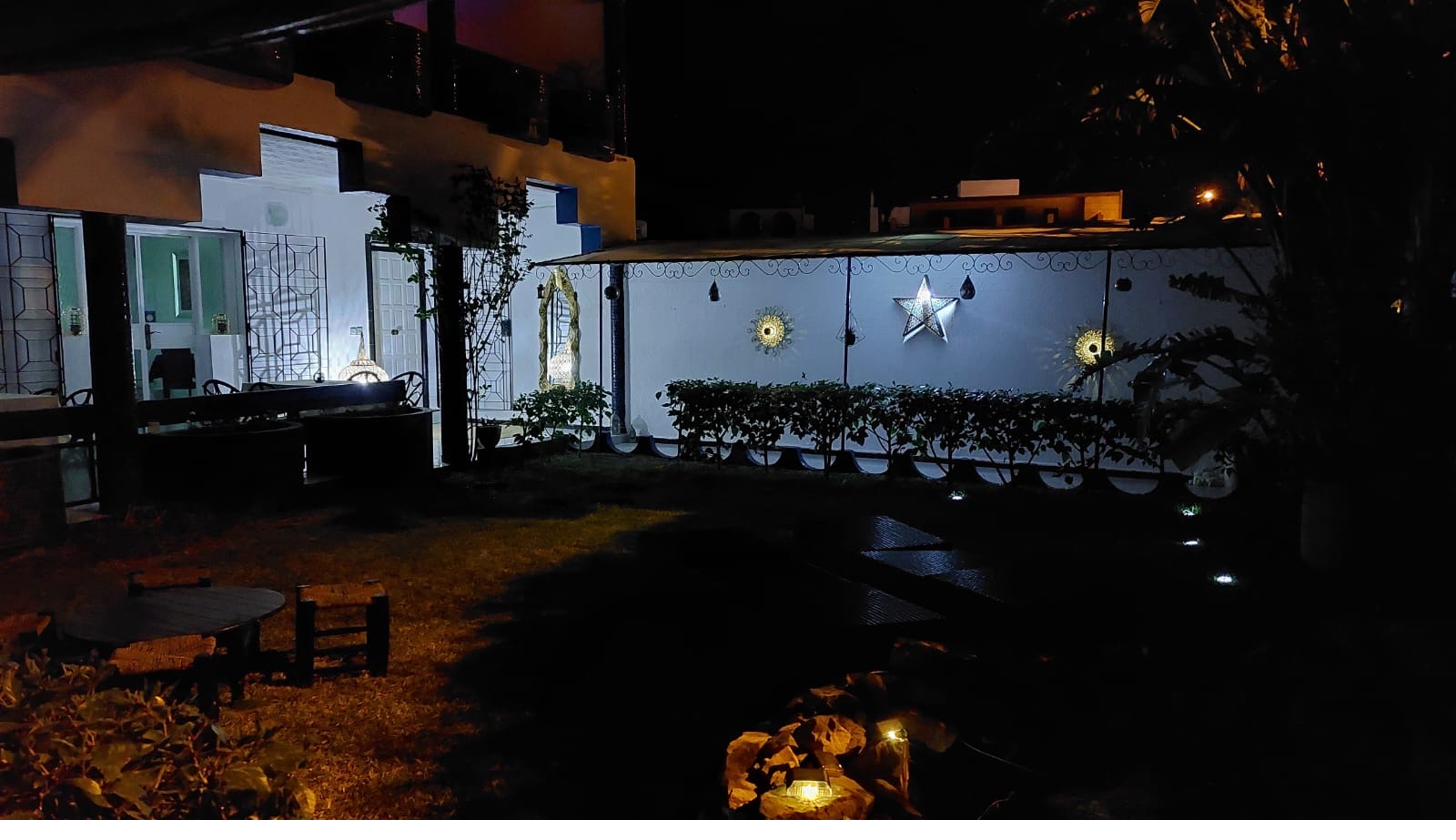 Jardin de Dar Kamilia la nuit, illuminé par des lanternes en fer forgé étoilées