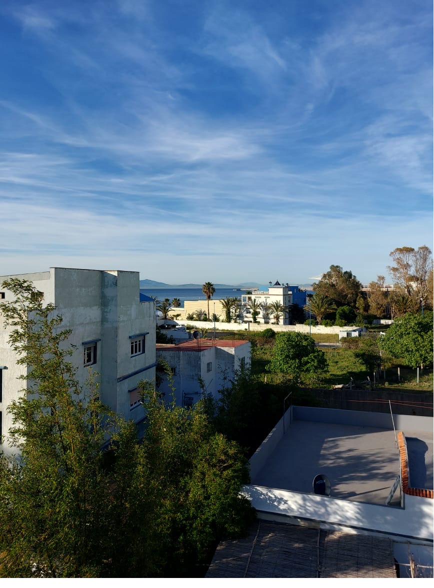 Vue depuis la maison sur le détroit de Gibraltar et les toits de Ksar Frir